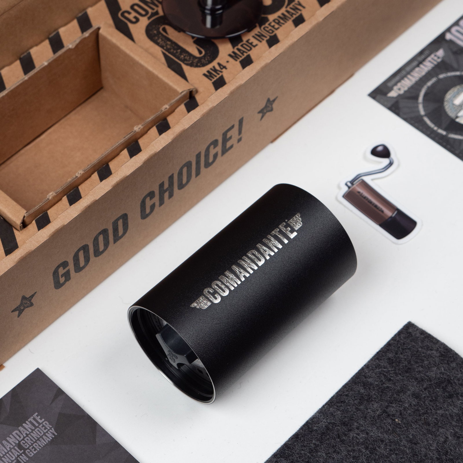 Lieferumfang der Comandante C40 MK4 Nitro Blade Black mit Mühle, beiden Bohnenbehältern und Zubehör.