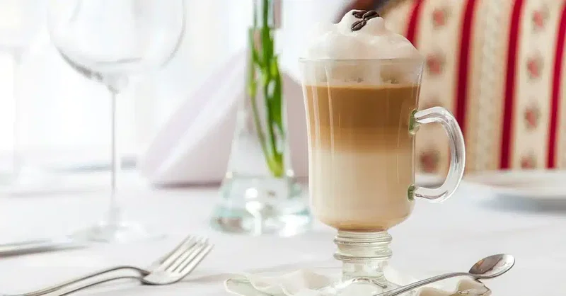 Latte macchiato: Alles über Zubereitung, Trends und Latte Moms