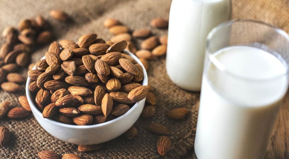Milchersatz - vegane Milch - Mandelmilch