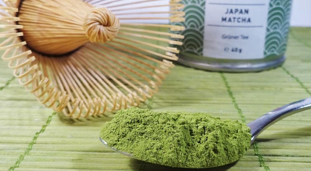 Matcha Tee - feines Pulver durch Mahlen