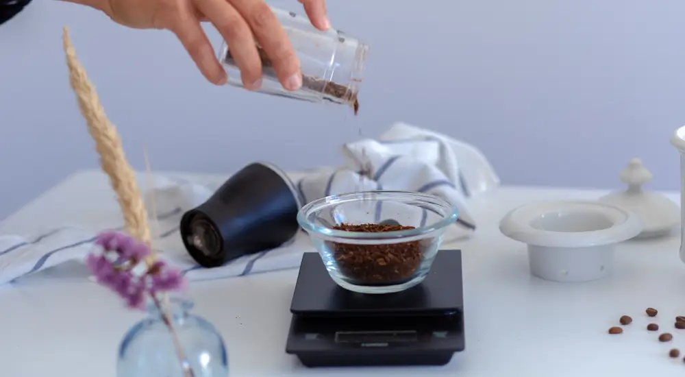 Kaffeewaage und Kaffeemehl