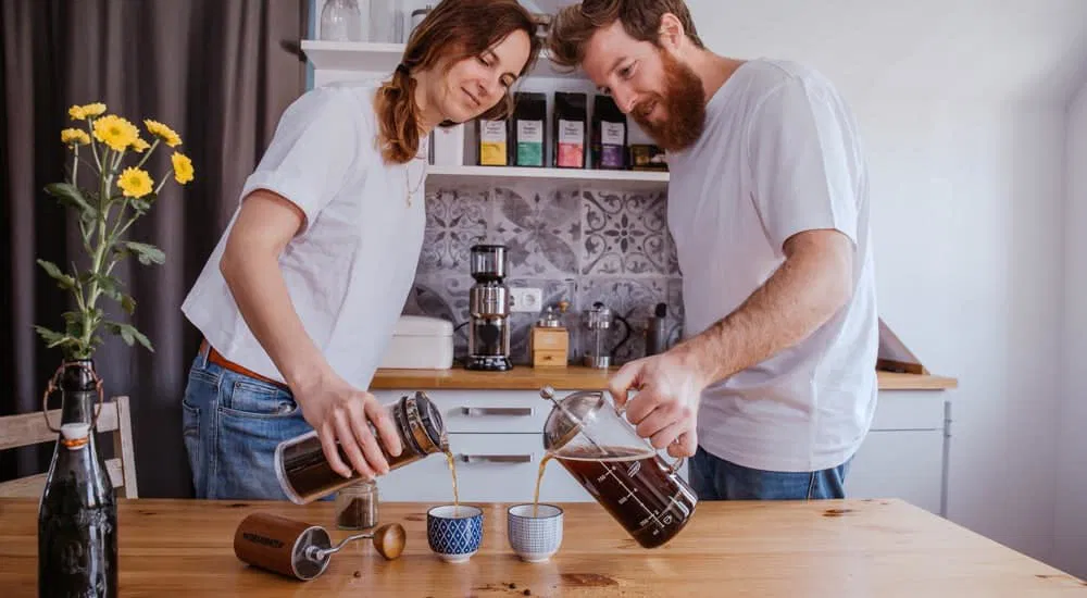 American Press vs. French Press - Kaffe ausgiessen