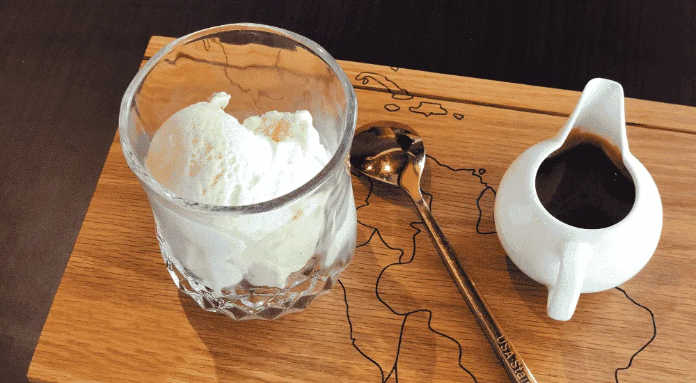 Affogato al Caffè - Espresso und Eis Servieren
