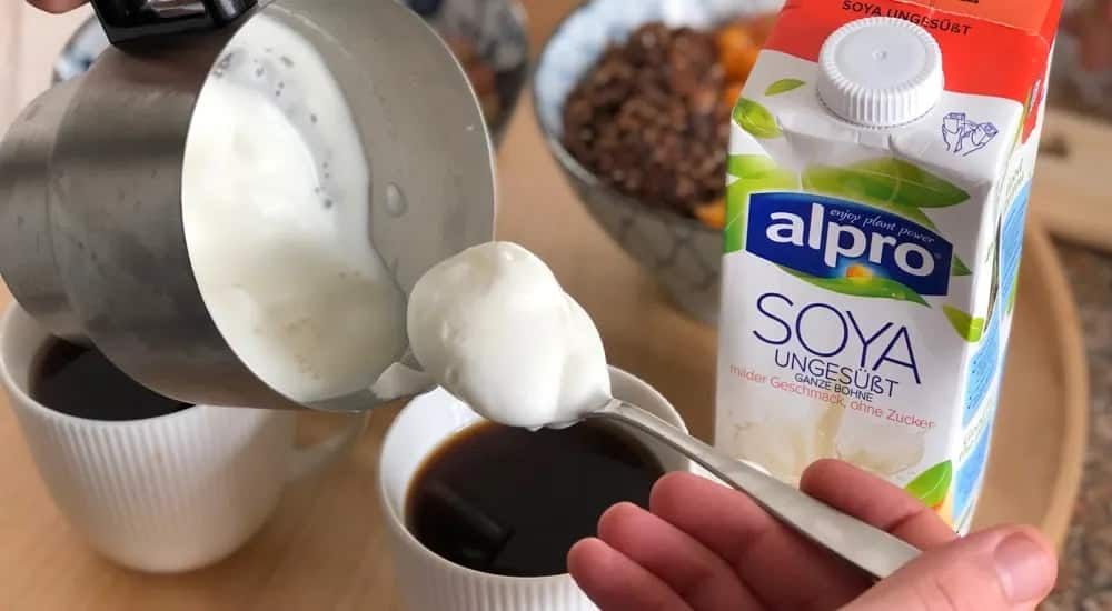 Soya-Milch im Milchaufschäumer