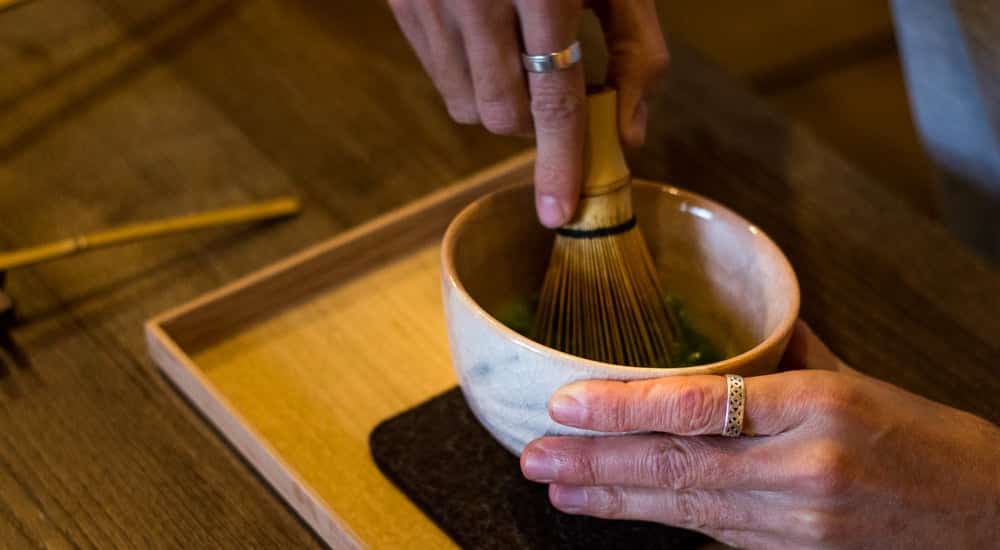 Matcha Tee schäumen