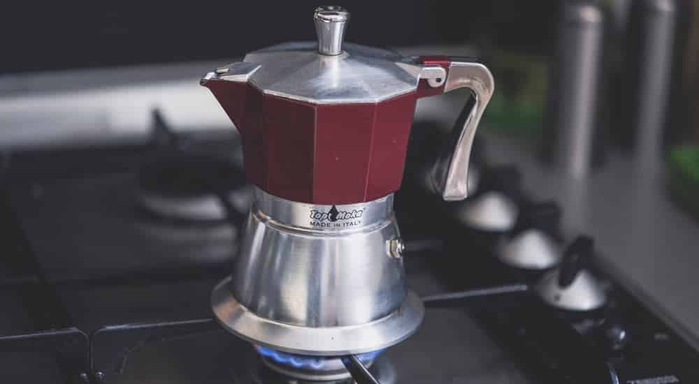 Espressokocher auf dem Gasherd beim Kaffee kochen – Schritt-für-Schritt Zubereitung