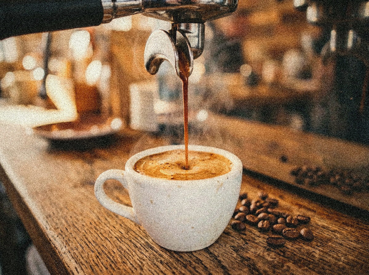 KI-generierter Lifestyle-Render eines Espresso-Einlaufs aus einem generischen Auslauf in eine Keramiktasse. Markenneutral; keine Reproduktion der SM8785/00 Chassis.