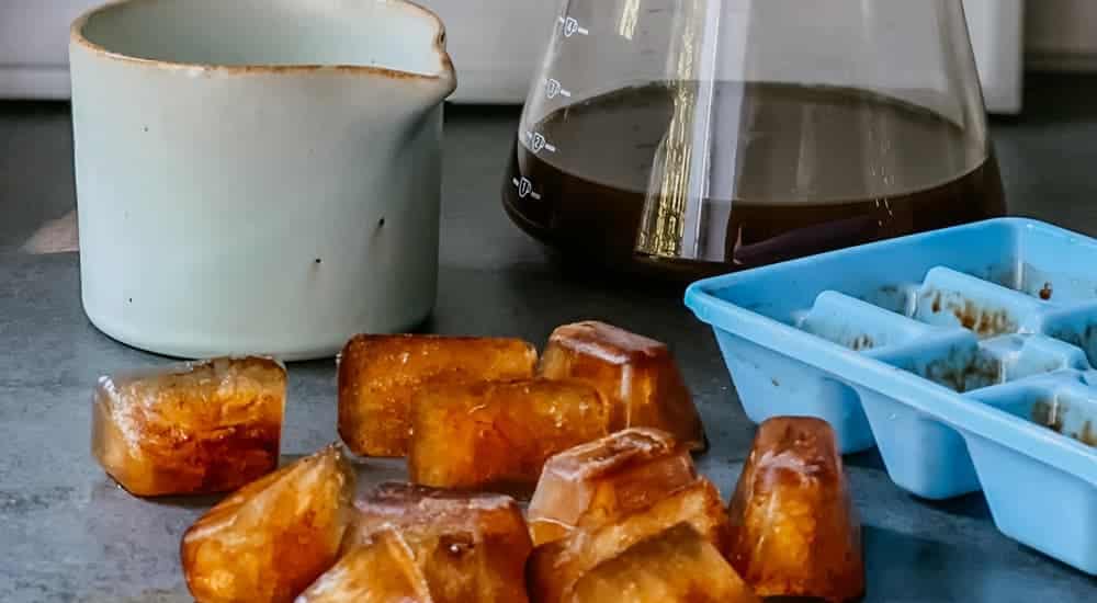 Kaffee Eiswürfel, um Eiskaffee schnell zu kühlen