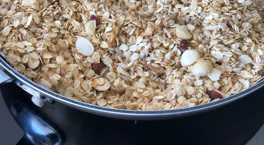 Müsli selber machen - Crunchy Granola aus der Pfanne