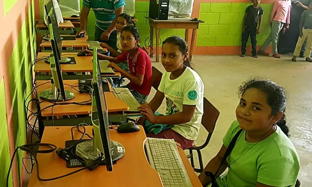 Neuer Computerraum in Lampocoy