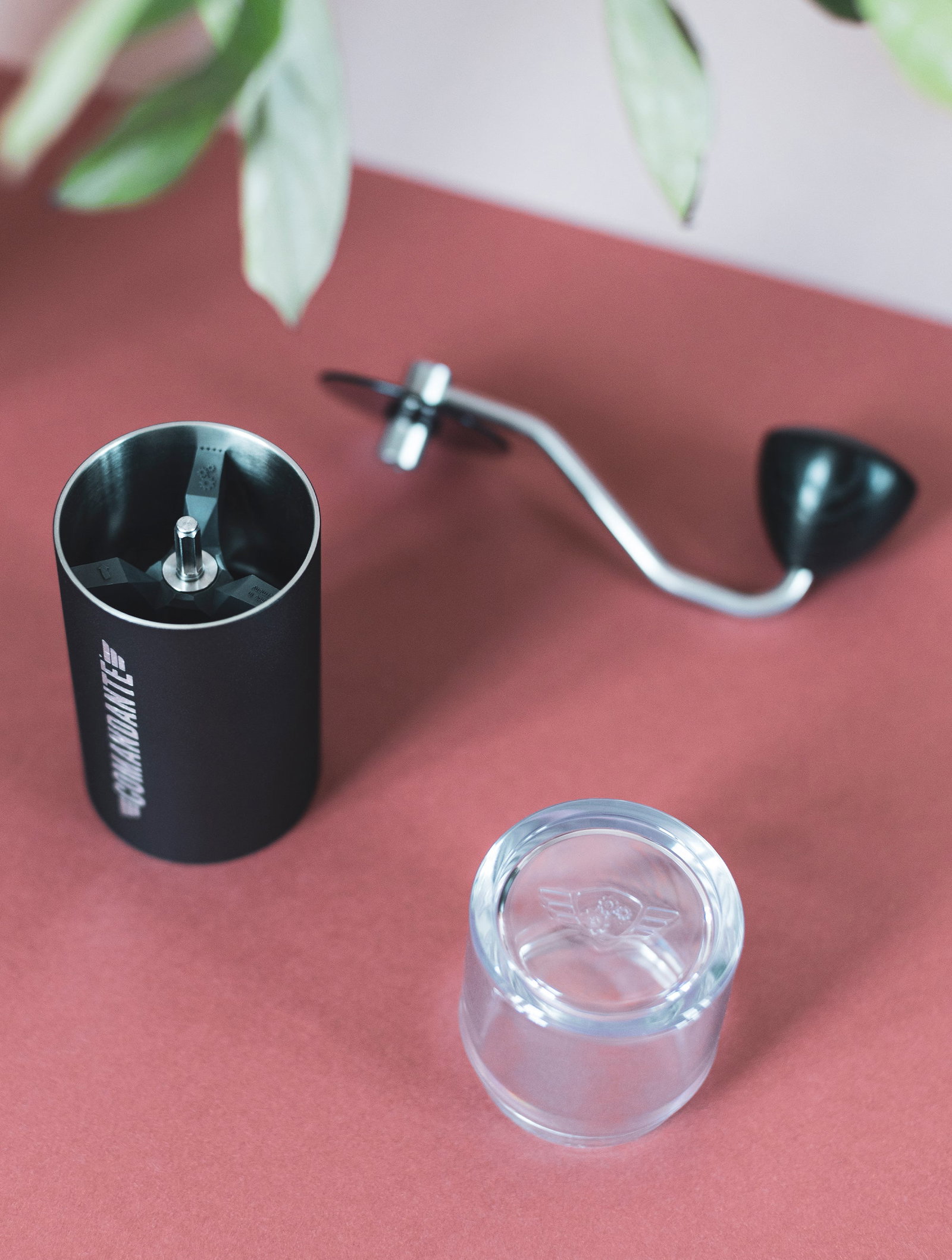 Detailaufnahme von Kurbel mit Eichenholzknauf und Bohnenbehälter, Comandante C40 MK4.