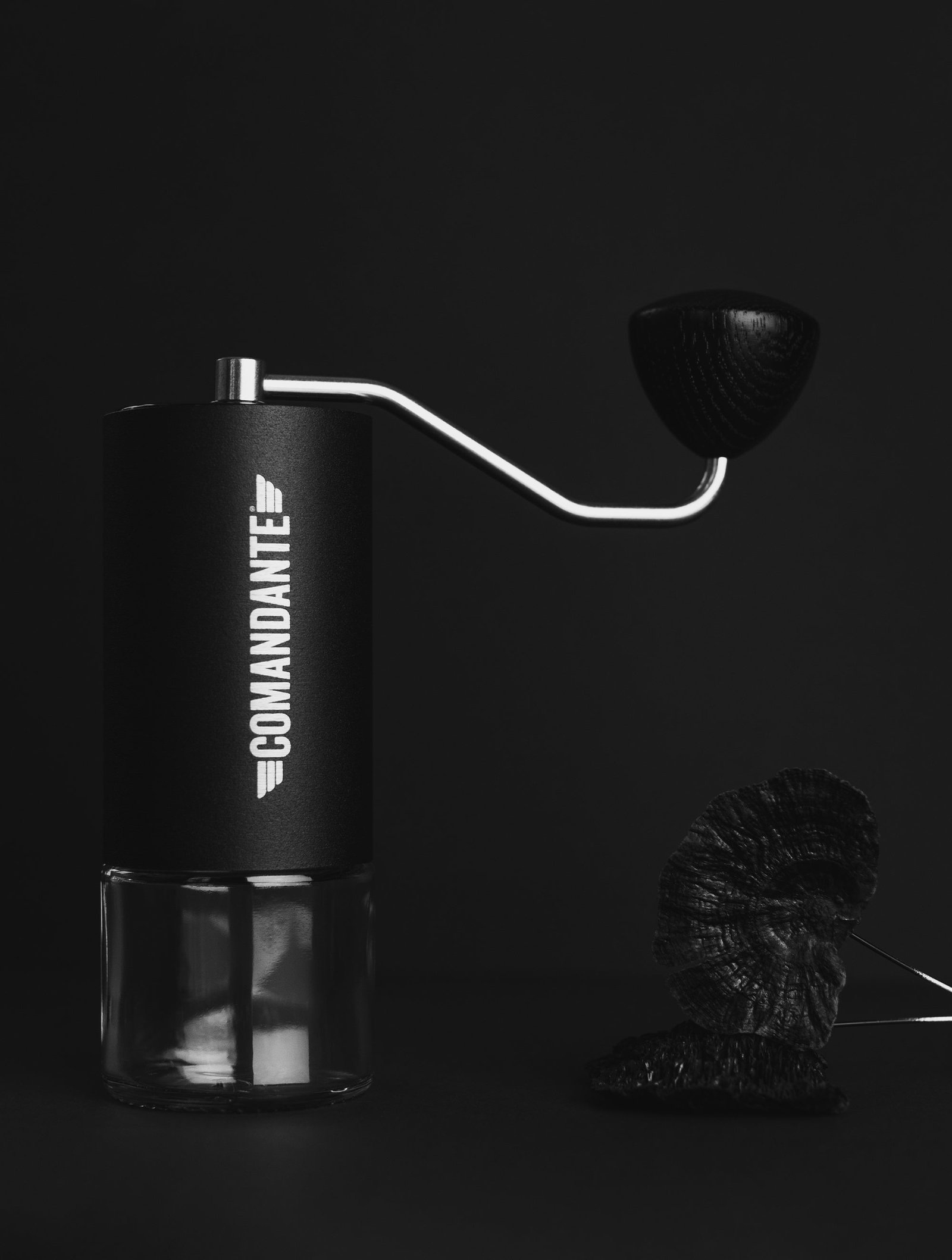 Detailaufnahme der Mahlgradverstellung an der Unterseite des Comandante C40 MK4 (Klickrad).