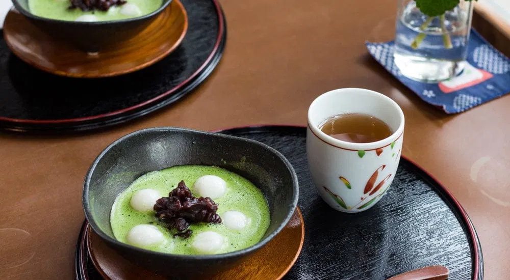 Matcha mit Mochi Bällchen