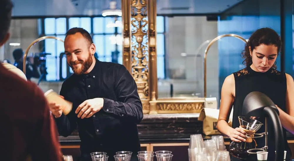 Kaffeebecher to Go im Café