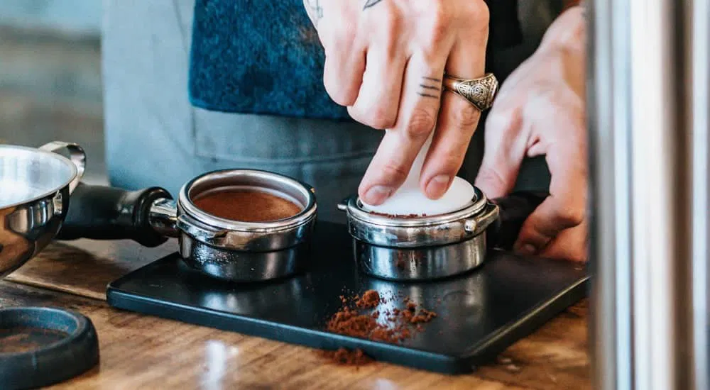 Espresso zubereiten - Tampen