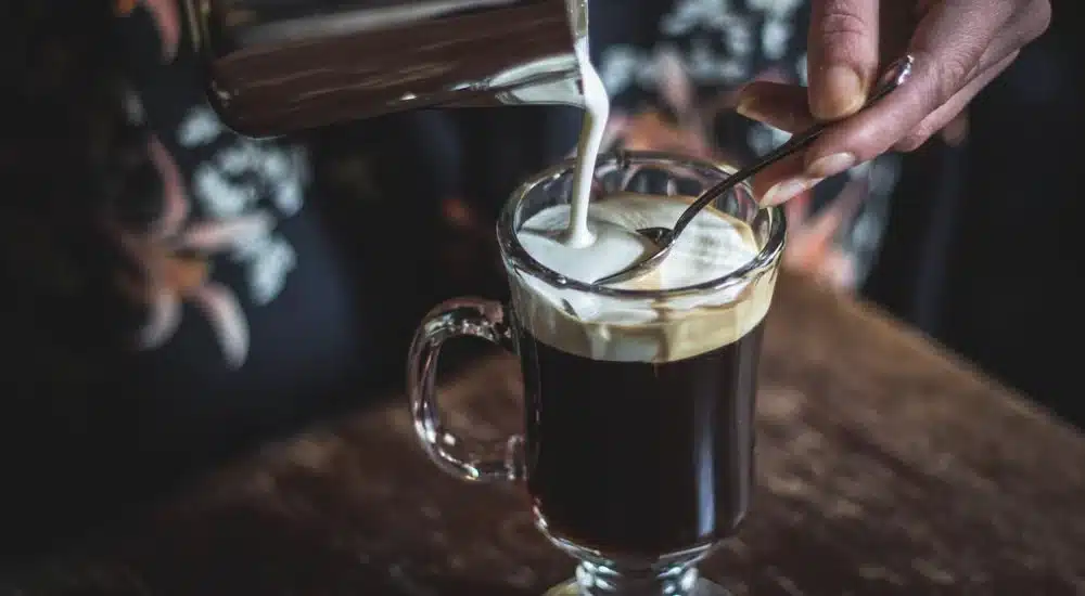 Irish Coffee Rezept: Heiße und kalte Varianten der irischen Kaffee-Kultur