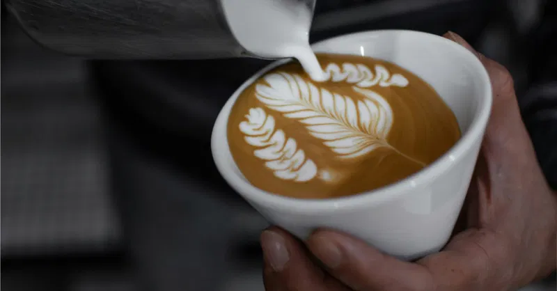 Flat White: Espresso trifft Micro-Milschaum - lerne die Kaffeekunst aus Down Under kennen!