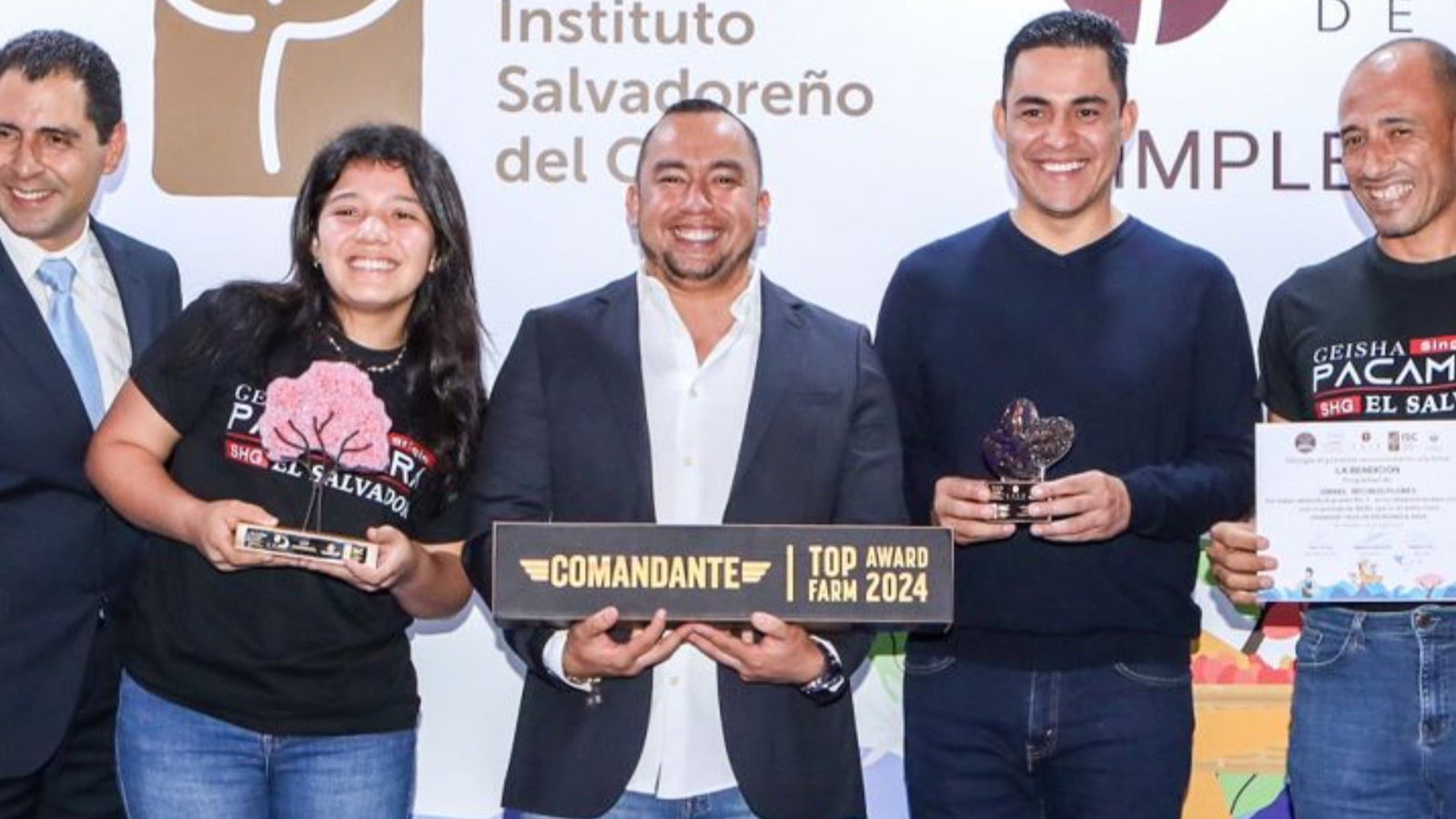 Lifestyle-Aufnahme der Comandante C40 MK4 in einem Brüh-Setup neben weiterem Specialty-Coffee-Equipment.