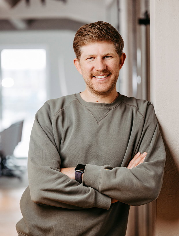 Clemens Schmidt, Geschäftsführer der Looft-Schmidt Projekte Erneuerbarer Energien GmbH, im Gespräch mit dem Team.