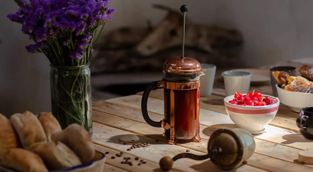 French Press auf dem Frühstückstisch