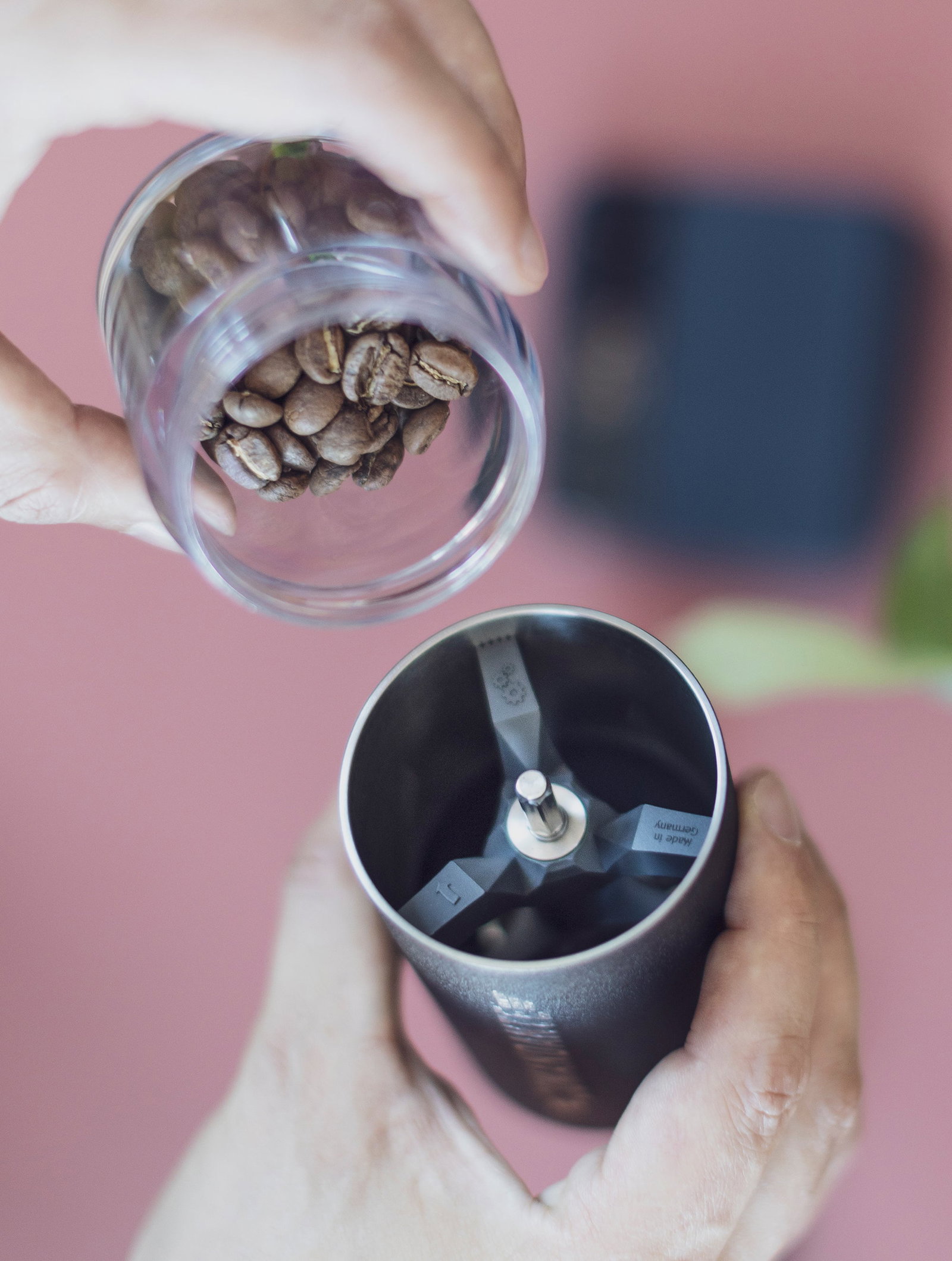 Detailaufnahme der Comandante C40 MK4 mit sichtbarem Nitro Blade Mahlwerk in zerlegtem Zustand.