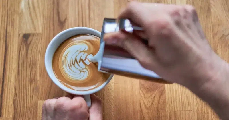 Latte Art für Zuhause: Anleitungen und Kniffe vom Profi-Barista