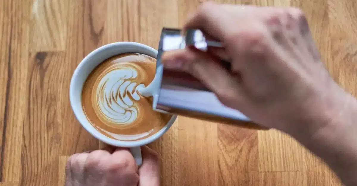 Latte Art für Zuhause: Anleitungen und Kniffe vom Profi-Barista