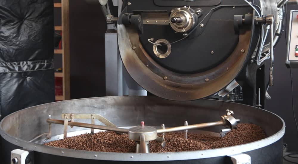 Kaffeebohnen - Röster in der Kaffeerösterei