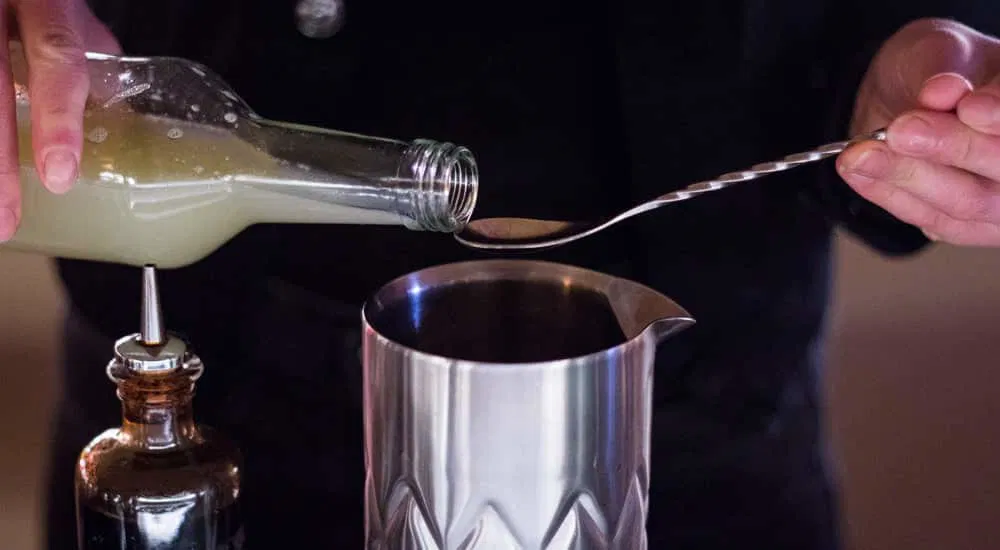 Kaffee Cocktail - Mixbecher und Mixlöffel