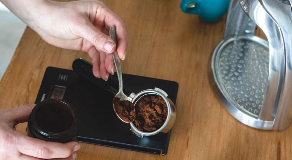 ROK Espresso GC - Kaffeepulver abwiegen