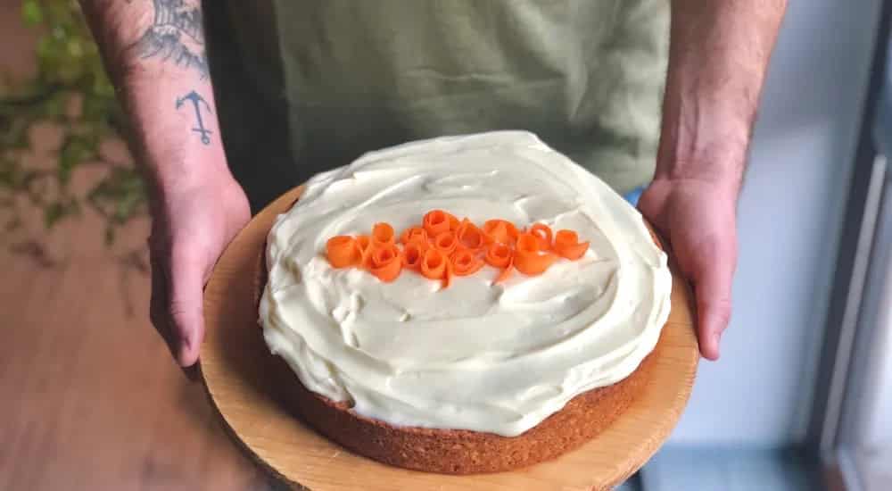 Carrot Cake mit schöner Deko